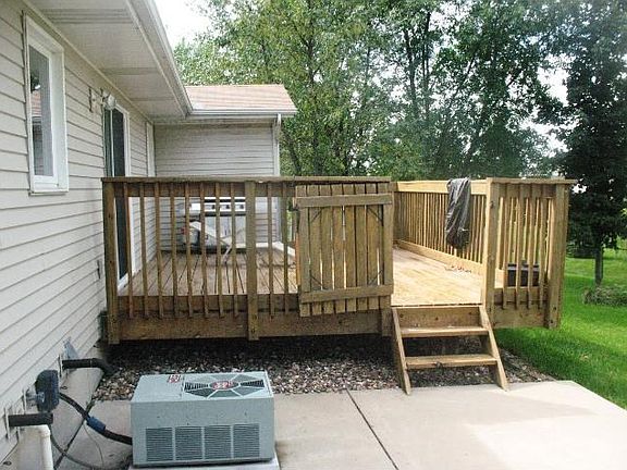 Nice deck for the grilling and outdoor hangouts.