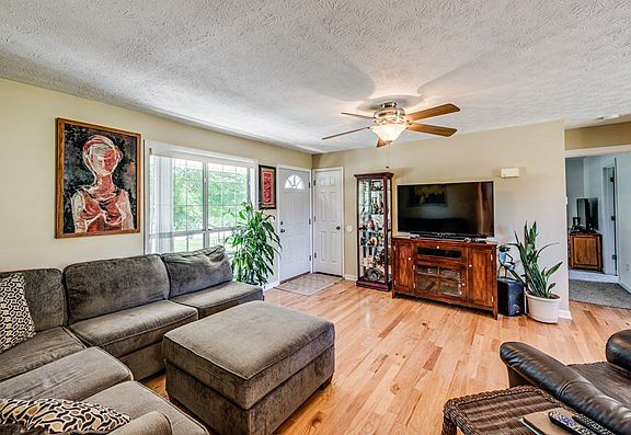 3rd image of 3423 Southmeade Dr