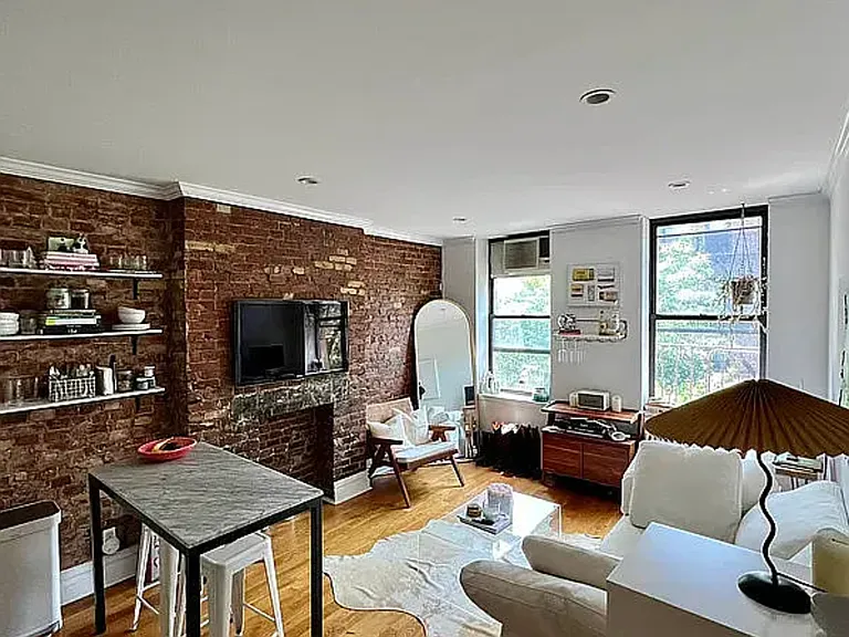 271 E 10th St #11 — Photo 3
