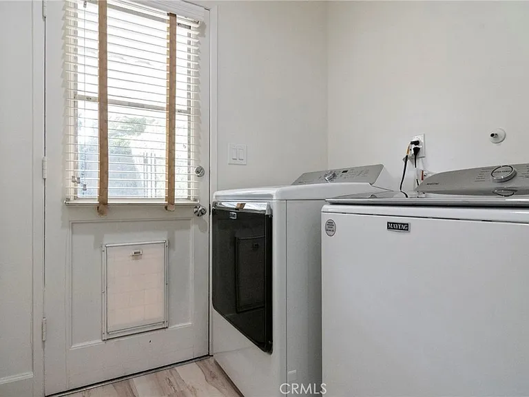 24136 Kittridge St — Photo 30