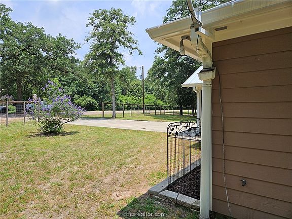 4th image of 104 Bramble Wood Cir