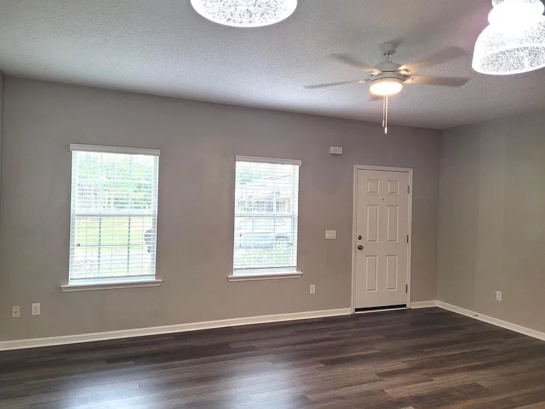 2755 Hollybrook Ln — Photo 4
