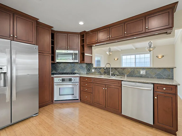 3419 Flora Vista Ave — Photo 4