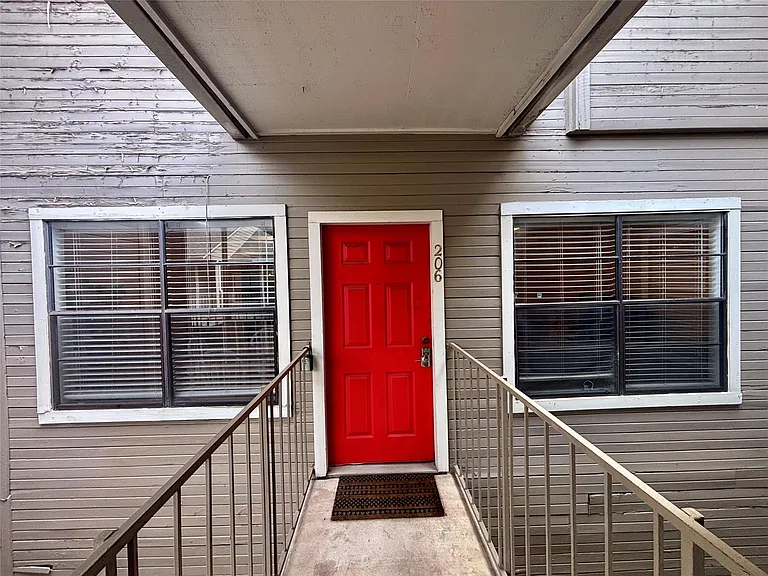 915 W 23rd St #206 — Photo 4