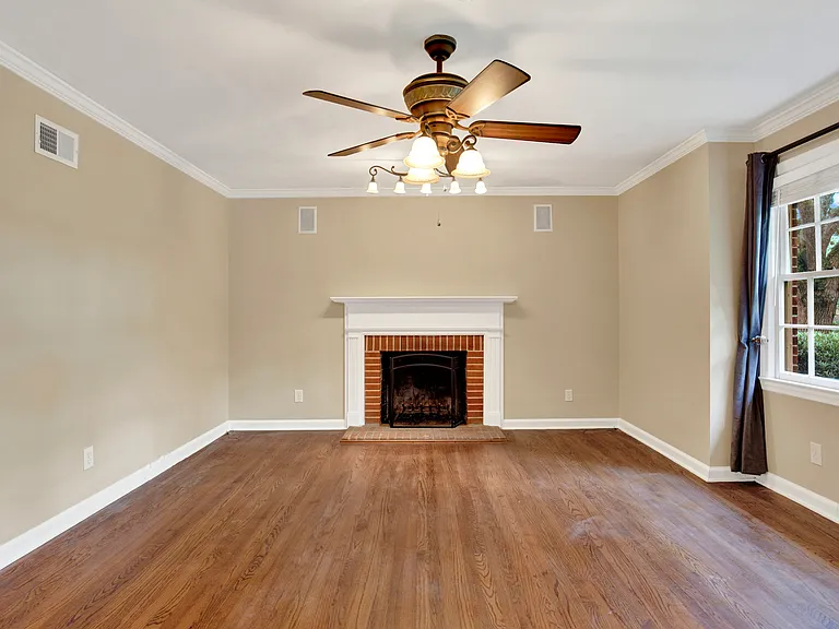 331 Oxford Dr — Photo 5