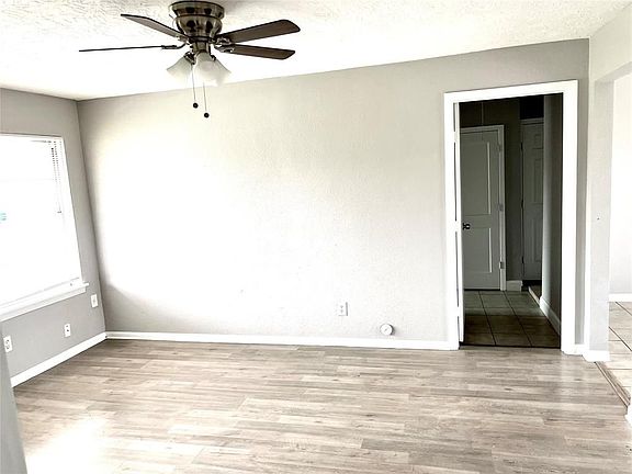 3rd image of 2313 Ingersol Ave