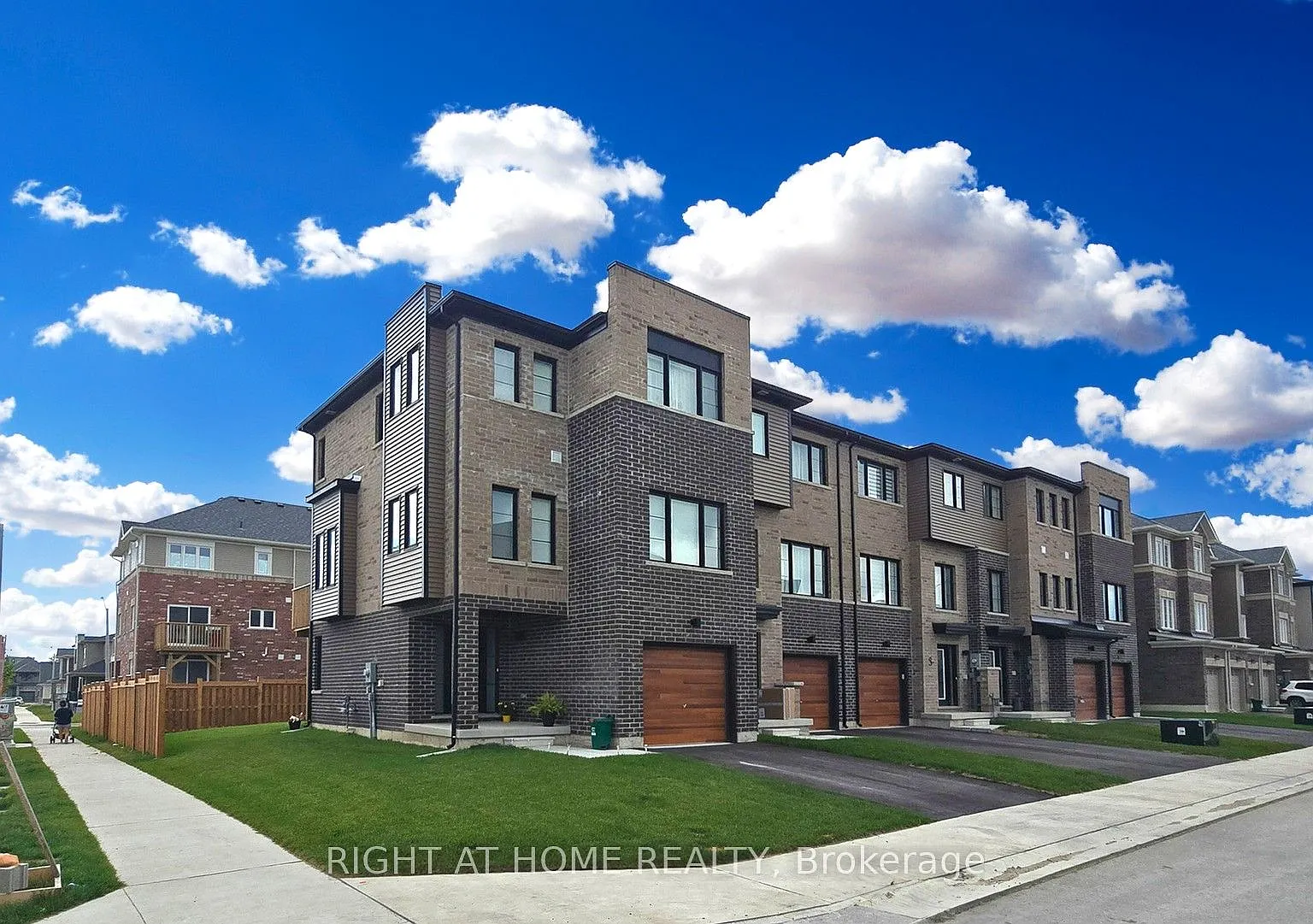 4 bed, $2,900 — Photo 1