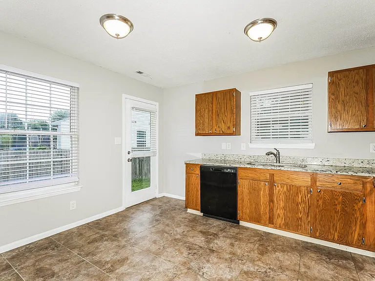 4009 Dogwood Ln — Photo 7