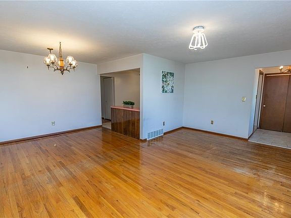 3rd image of 2121 Coventry Dr