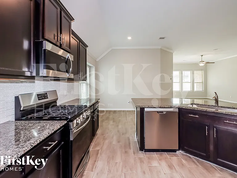 1648 Breezewood Dr — Photo 5