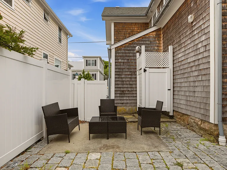 59 Houston Ave — Photo 25