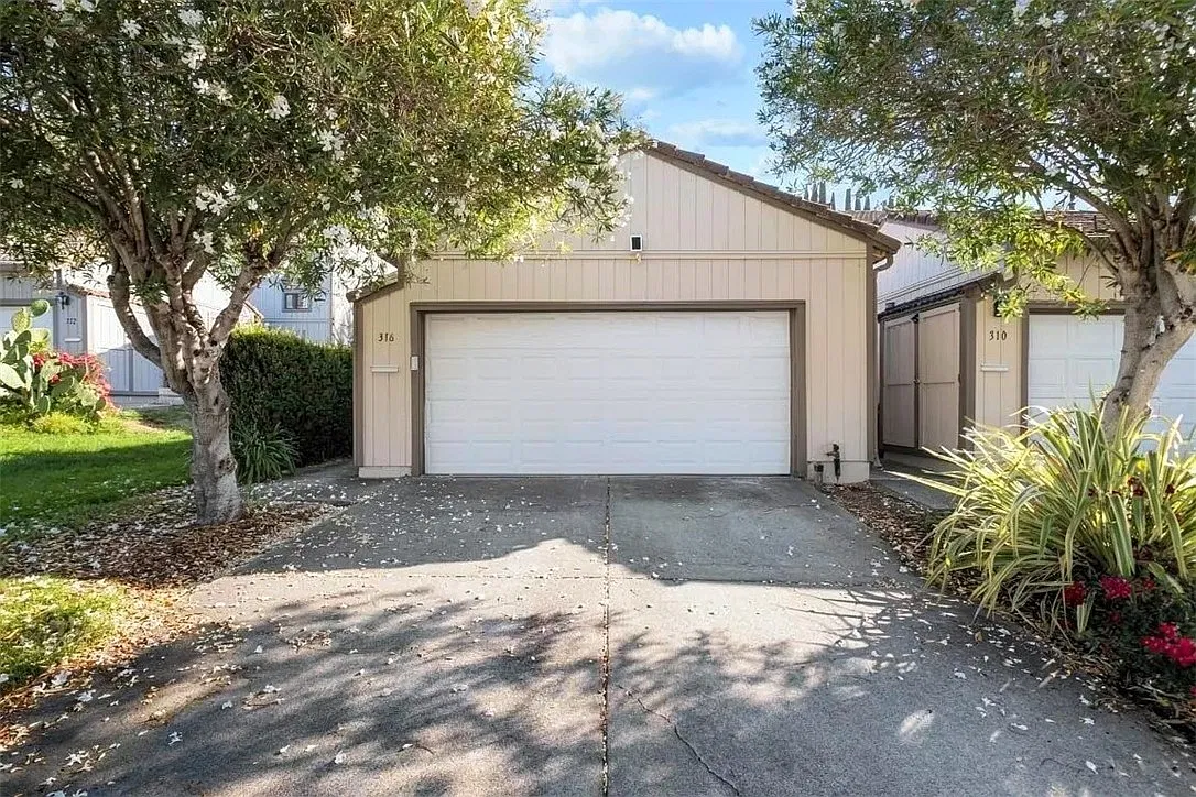 3 bed, 2.5 bath, 1596 sqft, $2,365 — Photo 3