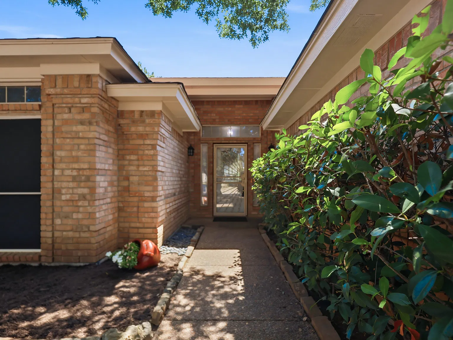 3 bed, 1574 sqft, $1,975 — Photo 1