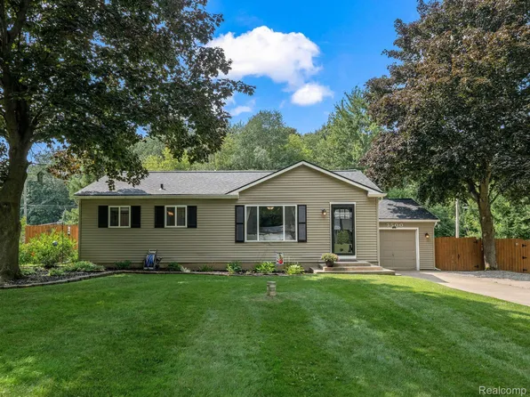 3500 Fieldview Ave, West Bloomfield, MI 48324