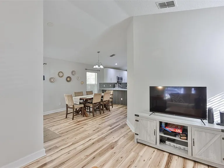 2331 W Chestnut St — Photo 9