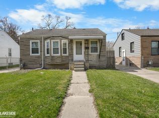 18572 Roscommon St, Harper Woods, MI 48225