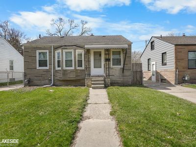 18572 Roscommon St, Harper Woods, MI, 48225
