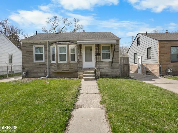 18572 Roscommon St, Harper Woods, MI 48225