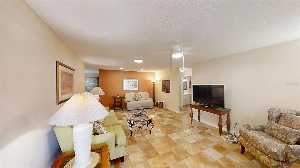 2 bed, 2.0 bath, 1369 sqft, $1,600 — Photo 2