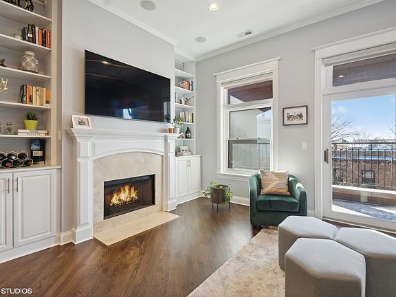 2nd image of 2921 N Lincoln Ave #403