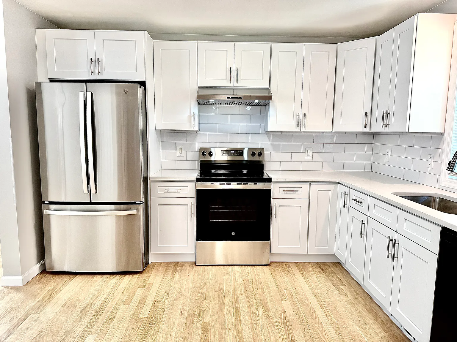 3 bed, 1.5 bath, 1000 sqft, $3,200 — Photo 2