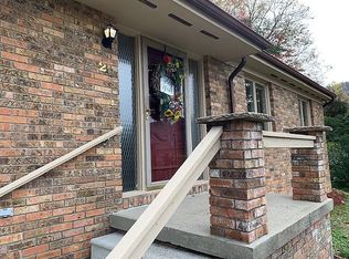 20 Howard St, Loyall, KY 40854