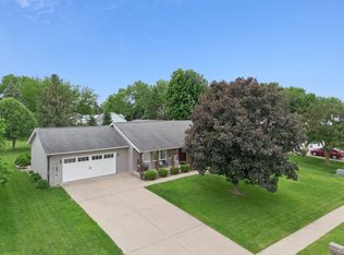 813 Pleasant Hill Dr, De Witt, IA 52742