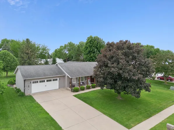 813 Pleasant Hill Dr, De Witt, IA 52742