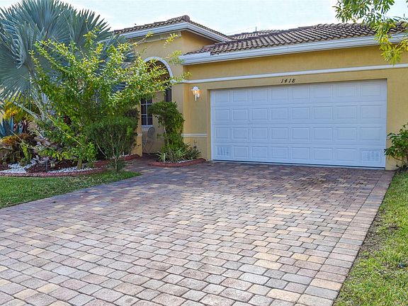 3rd image of 1418 NW 204th St