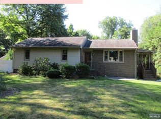 627 Montview Pl, River Vale, NJ 07675