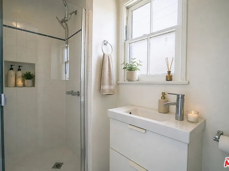 8551 Holloway Dr — Photo 8
