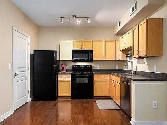 4th image of 401 20th St #207