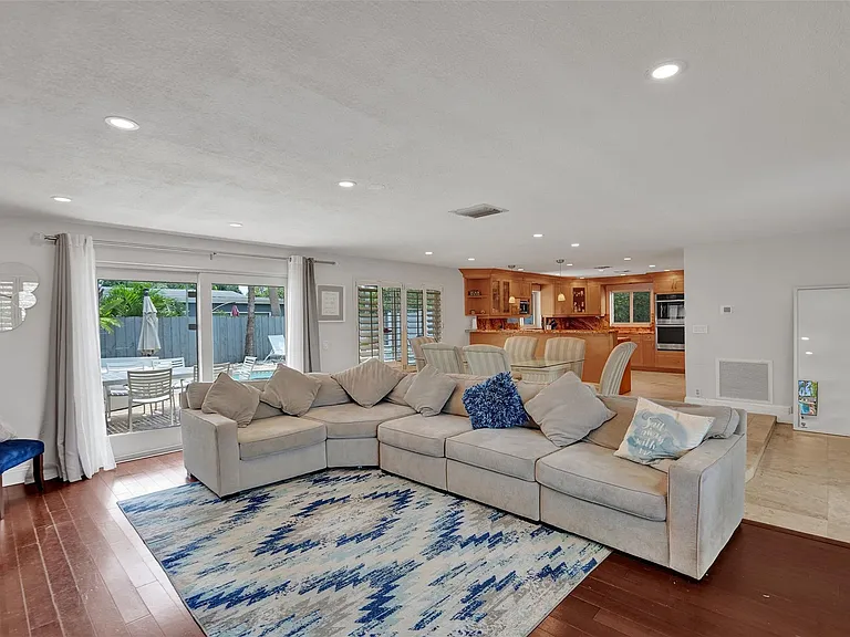 720 NW 29th Ct — Photo 10