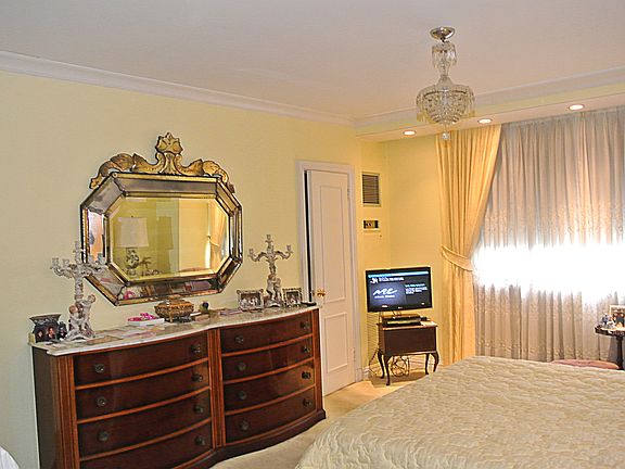 4th image of 27010 Grand Central Pkwy APT 25B