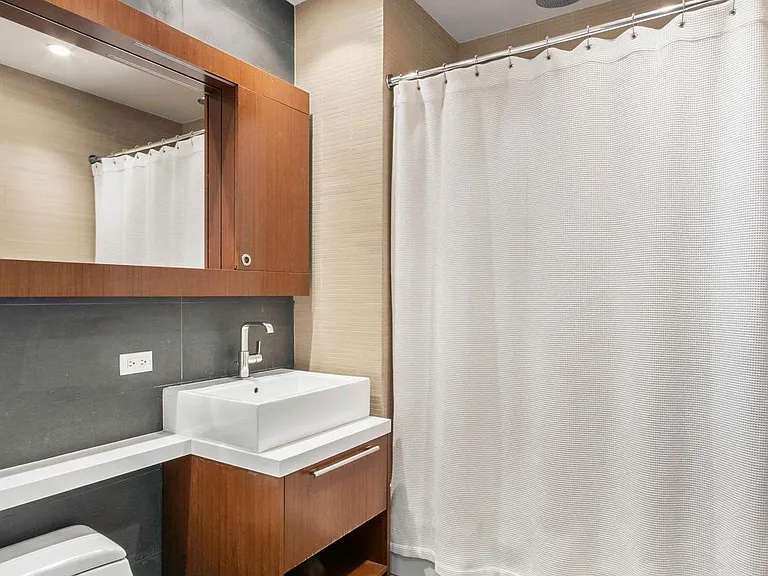 305 W 16th St #3D — Photo 7