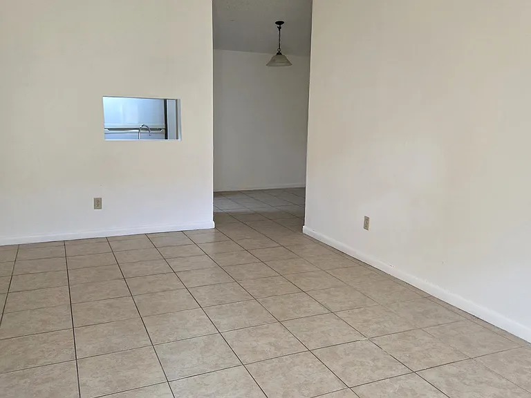 3228 Bloomingdale Villas Ct — Photo 2