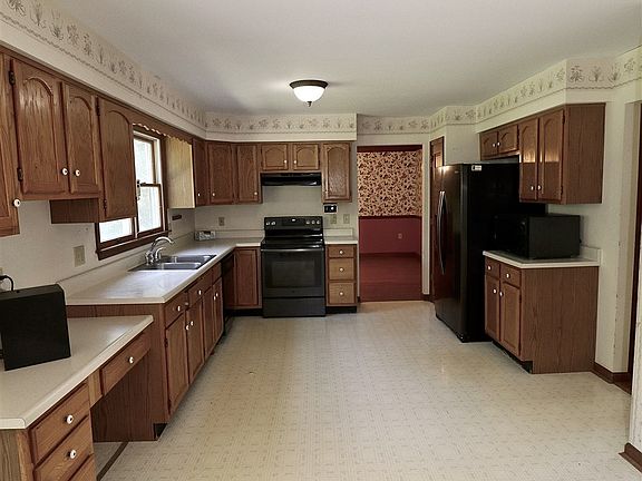 3rd image of 1045 Brookville Ct