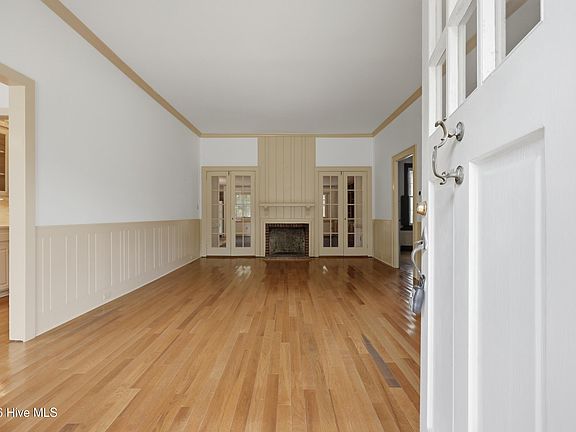 2nd image of 1615 Parkview Drive