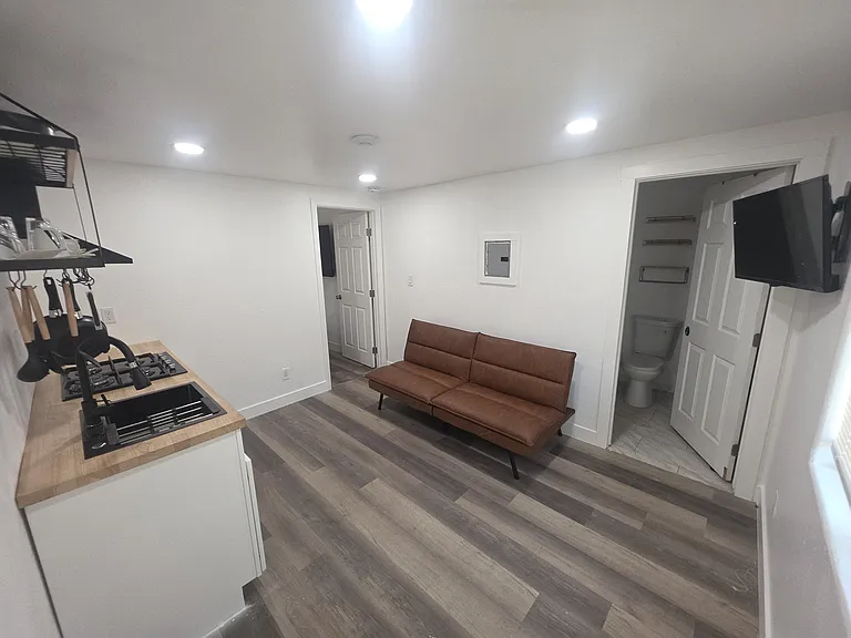 628 W 9th St #3 — Photo 10