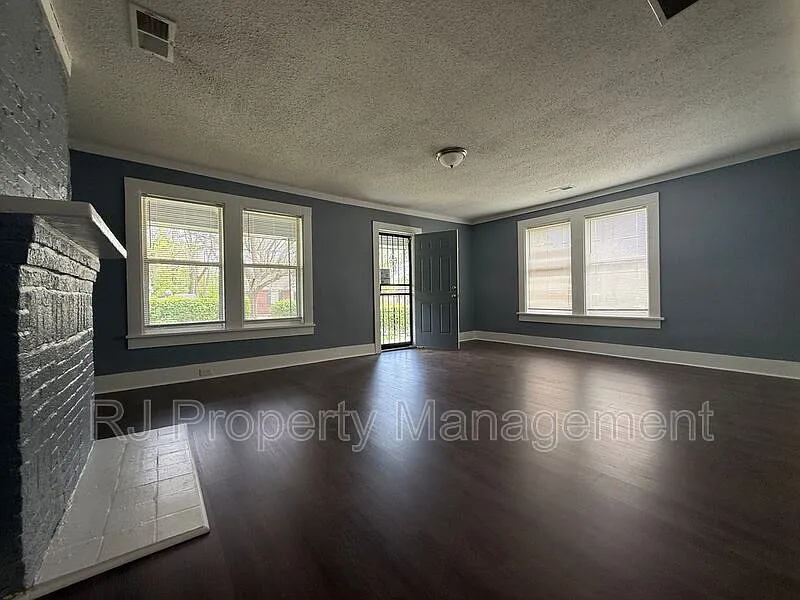 3 bed, 1.0 bath, 1205 sqft, $1,150 — Photo 2