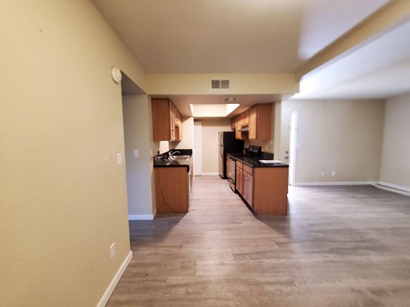 5th image of 740 W Elm St Unit 118