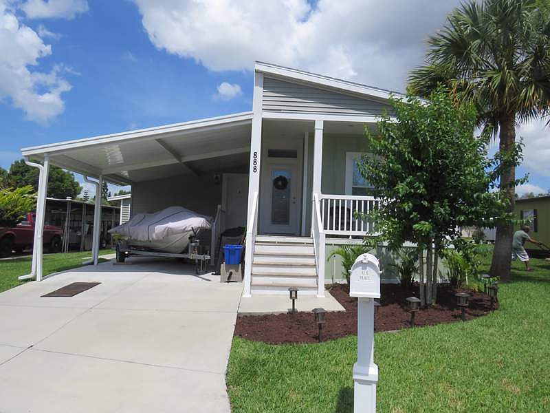 2nd image of 888 Poinsettia St