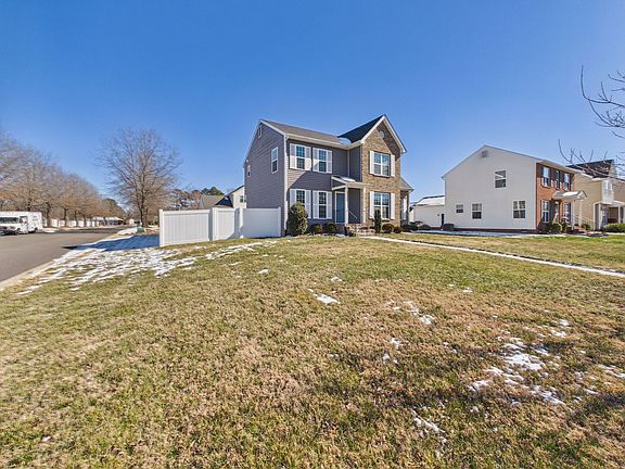 3rd image of 3121 Divine Dr