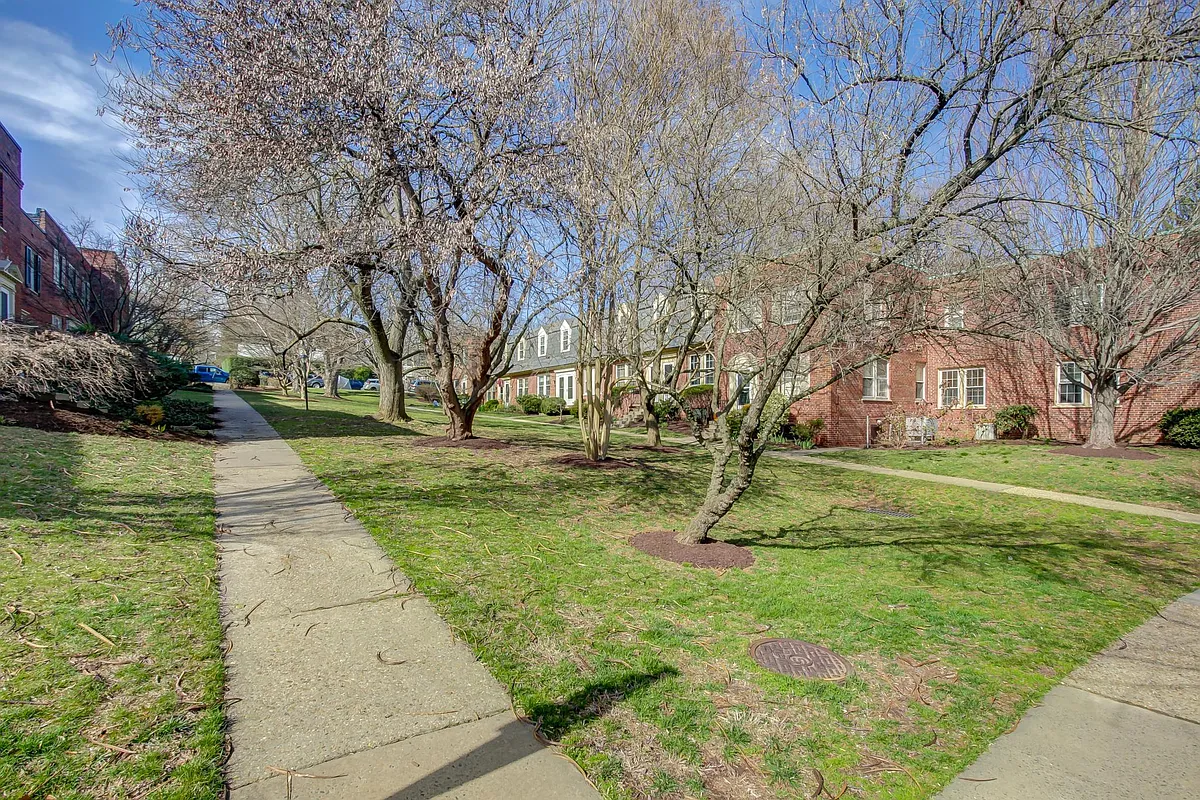 Building Photo - 1100 S Barton St #293
