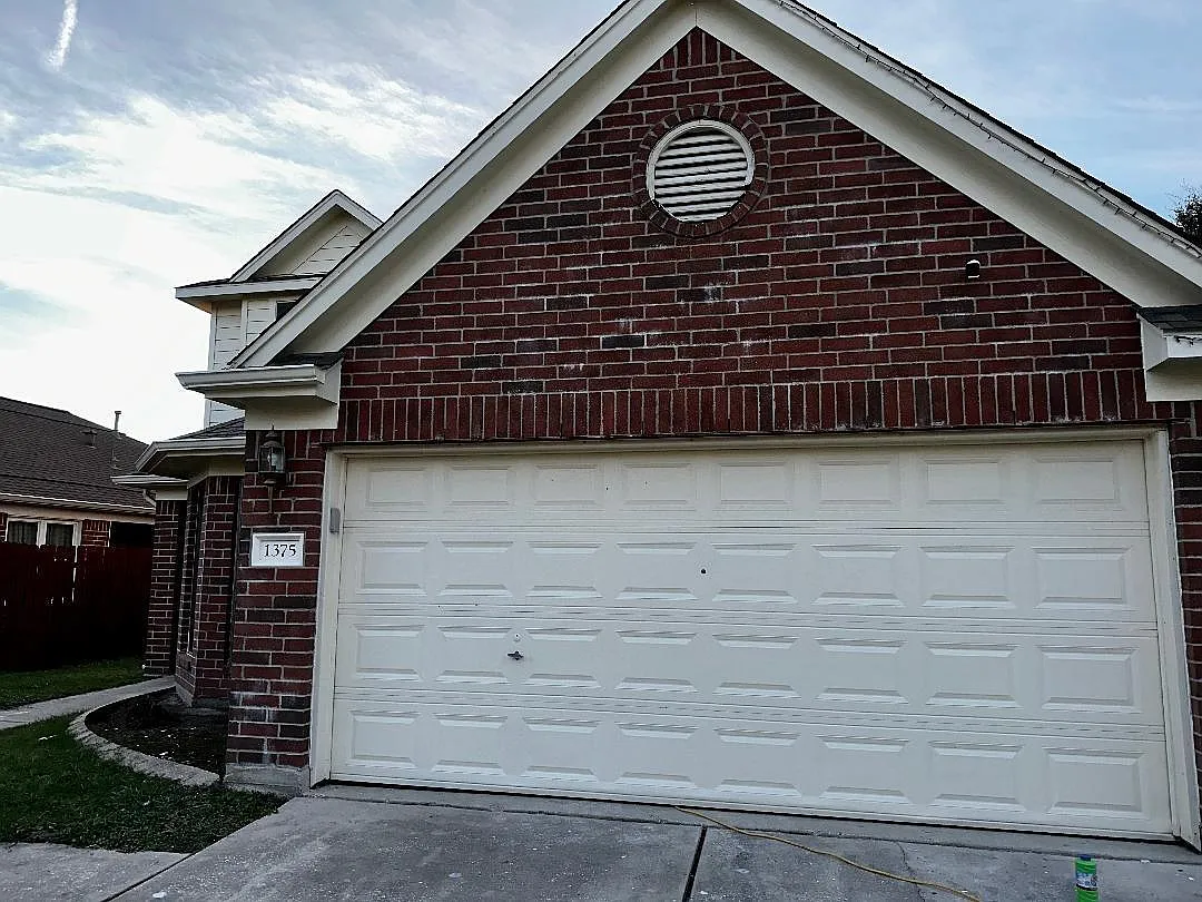 5 bed, 2.5 bath, 2385 sqft, $2,300 — Photo 3