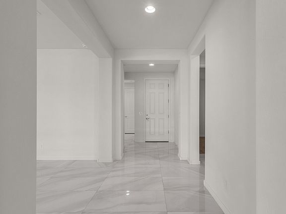 Walk-in Hallway