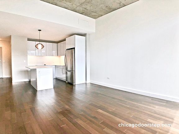 5th image of 220 W Illinois St