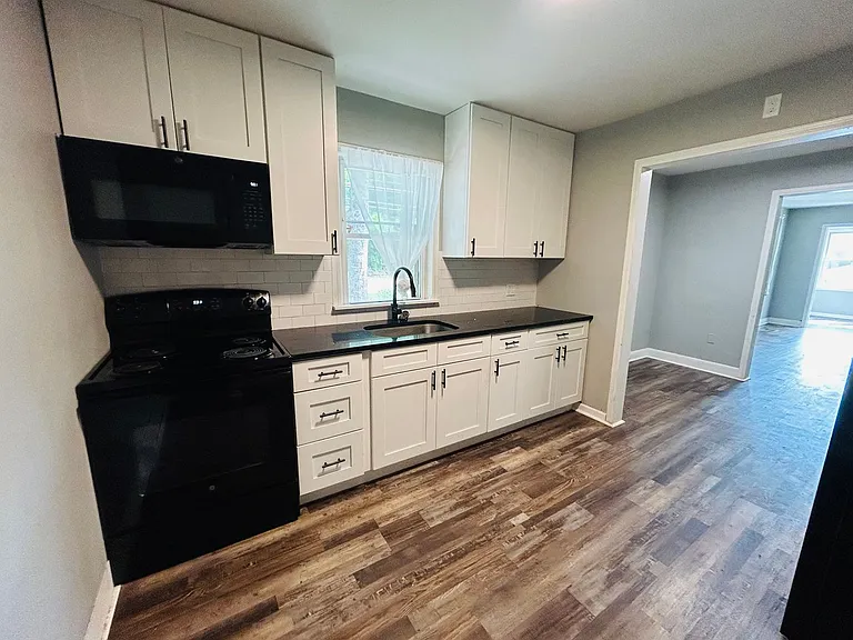 355 E Brown St — Photo 6
