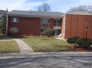 490 Saint Moritz Dr APT 2B, Glen Ellyn, IL 60137