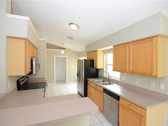 4th image of 2641 Oak Dr